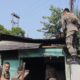Ganggu Lalu Lintas dan Makan Sempadan Sungai, Satpol PP Padang Bongkar Bangunan Liar di 2 Lokasi