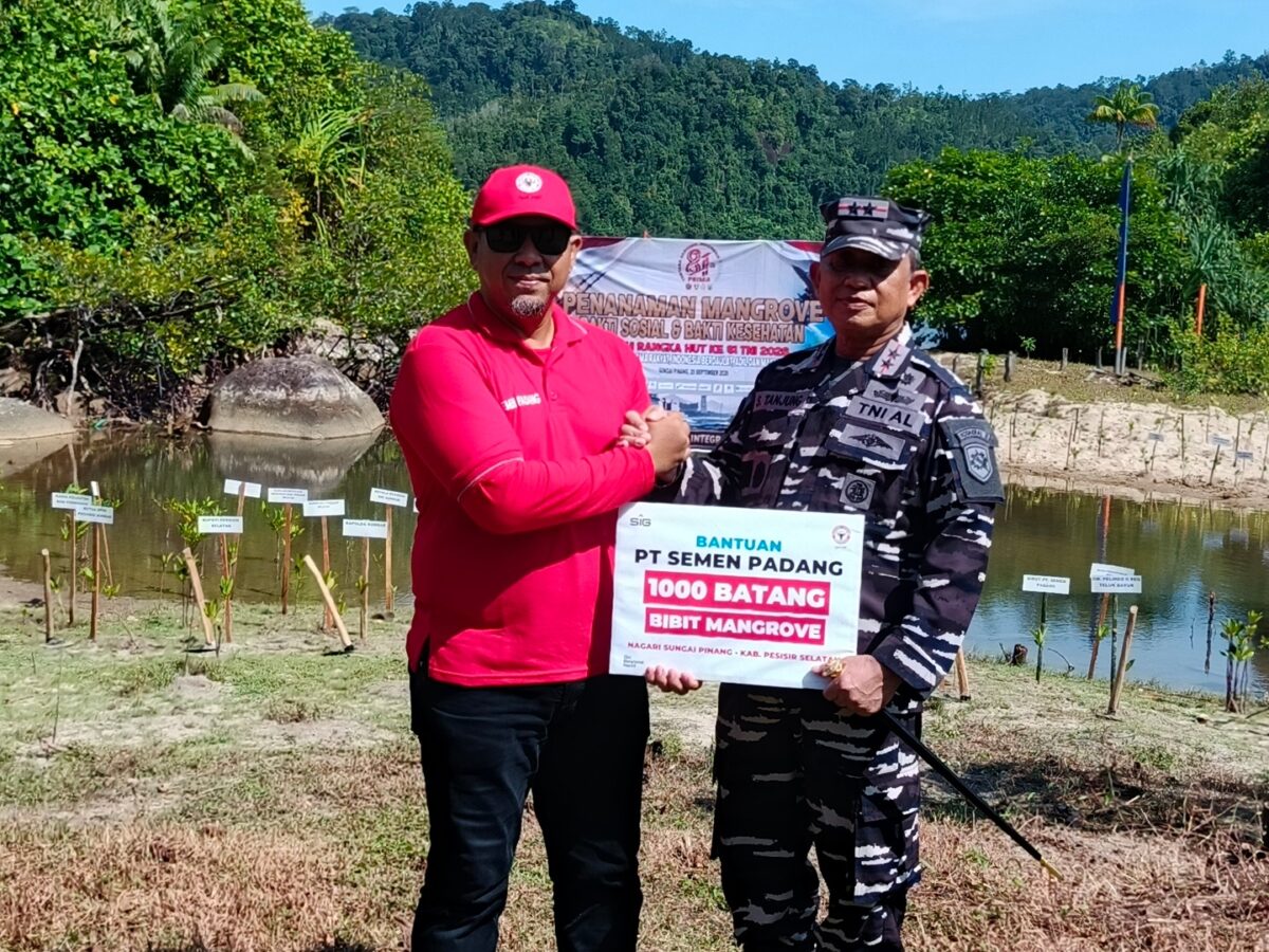 1.000 Mangrove Ditanam di Pantai Manjuto Pesisir Selatan, Semen Padang dan TNI Perkuat Benteng Alami dari Abrasi