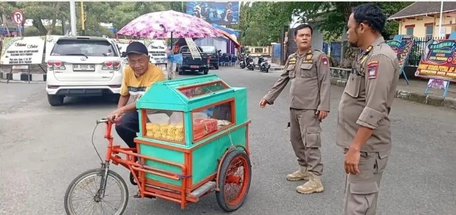 Tugu Gempa Disasar, Satpol PP Ingatkan PKL Jangan Ganggu Fasum!