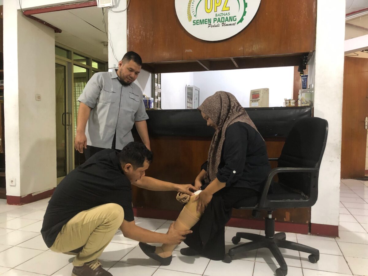 Kaki Palsu dari UPZ BAZNAS Semen Padang Kembalikan Harapan Rahma untuk Mandiri