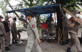 Biang Kemacetan, Puluhan Lapak PKL Liar di Depan FK Unand Ditertibkan Satpol PP