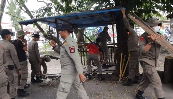 Biang Kemacetan, Puluhan Lapak PKL Liar di Depan FK Unand Ditertibkan Satpol PP