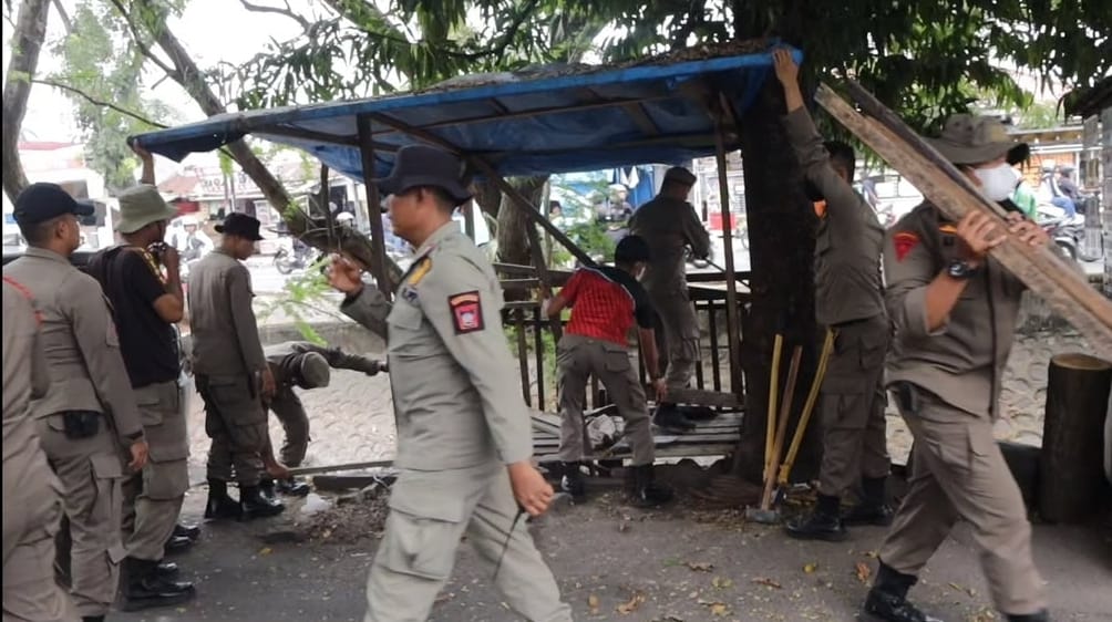 Biang Kemacetan, Puluhan Lapak PKL Liar di Depan FK Unand Ditertibkan Satpol PP