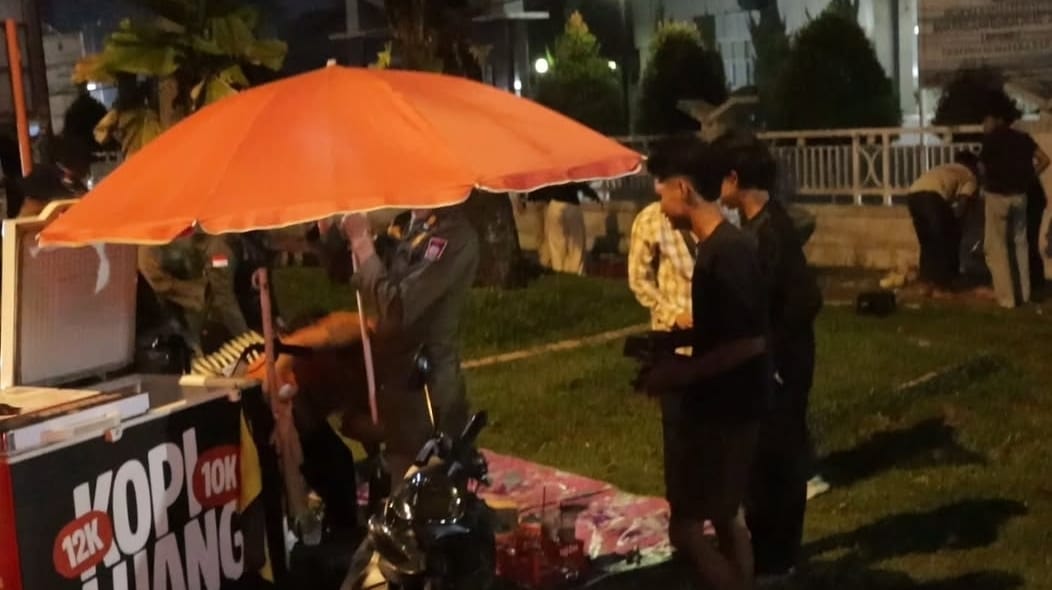 Satpol PP Padang Tertibkan PKL, 51 Barang Bukti Diamankan dalam Patroli Malam