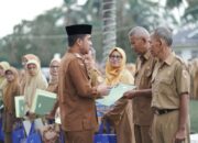41 Tahun Mengabdi sebagai ASN, Sarmijan Diganjar Hadiah Umrah oleh Pemko Solok