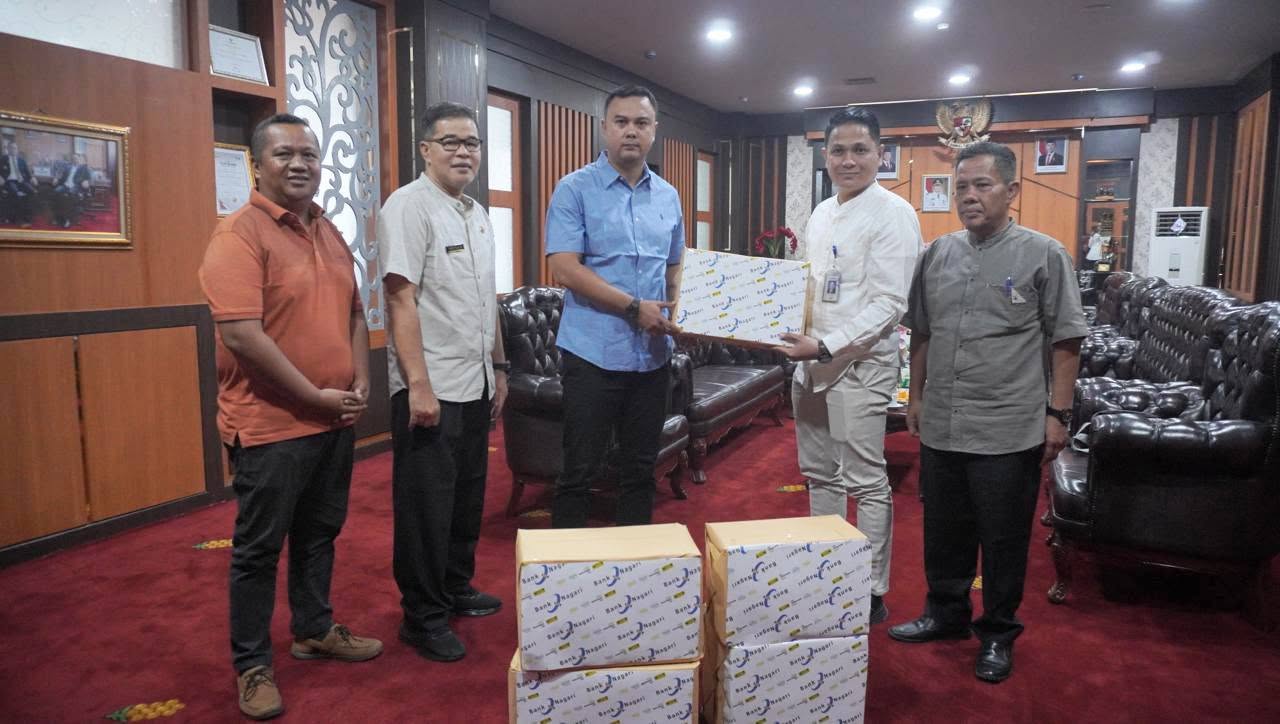 Sijunjung Diselimuti Kabut Asap, Bank Nagari Serahkan Bantuan 5.000 Masker