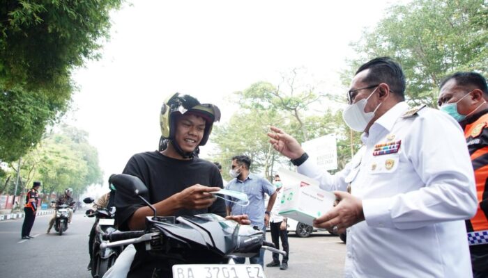 2.589 Warga Terserang ISPA, Bupati Eka Putra Bagikan Masker dan Siapkan Posko Kesehatan