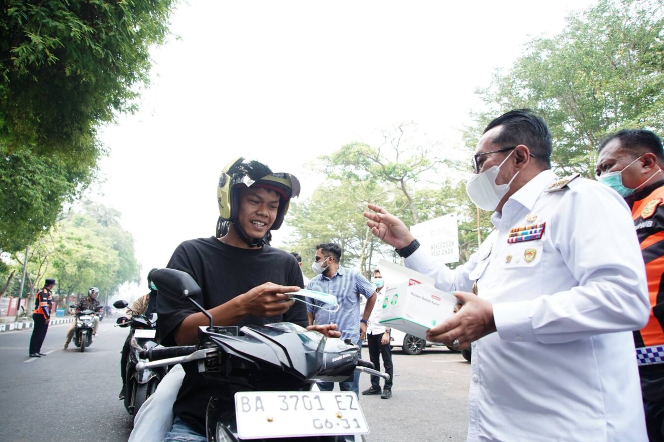 2.589 Warga Terserang ISPA, Bupati Eka Putra Bagikan Masker dan Siapkan Posko Kesehatan
