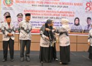 Mahyeldi Kukuhkan Ibunda Guru PGRI Sumbar, Tegaskan Kompetensi dan Perlindungan Guru