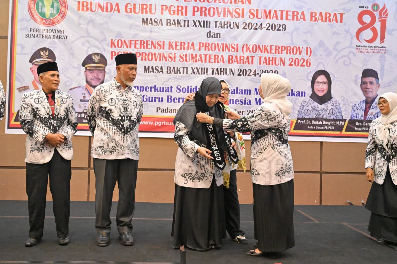Mahyeldi Kukuhkan Ibunda Guru PGRI Sumbar, Dorong Kompetensi dan Perlindungan Guru