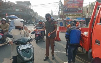 Kualitas Udara Padang Panjang Menurun Akibat Asap Karhutla, BPBD Bagikan Masker