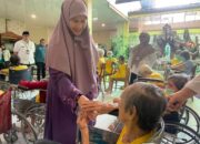 HUT ke-81 Sumbar, Harneli Mahyeldi Bawa Kebahagiaan untuk 42 Lansia di Wisma Cinta Kasih