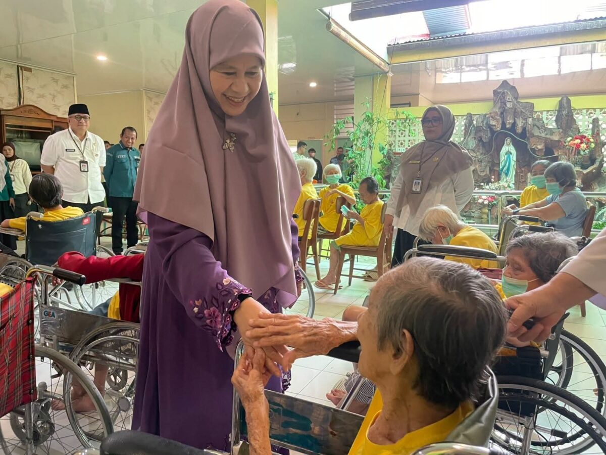 HUT ke-81 Sumbar, Harneli Mahyeldi Bawa Kebahagiaan untuk 42 Lansia di Wisma Cinta Kasih