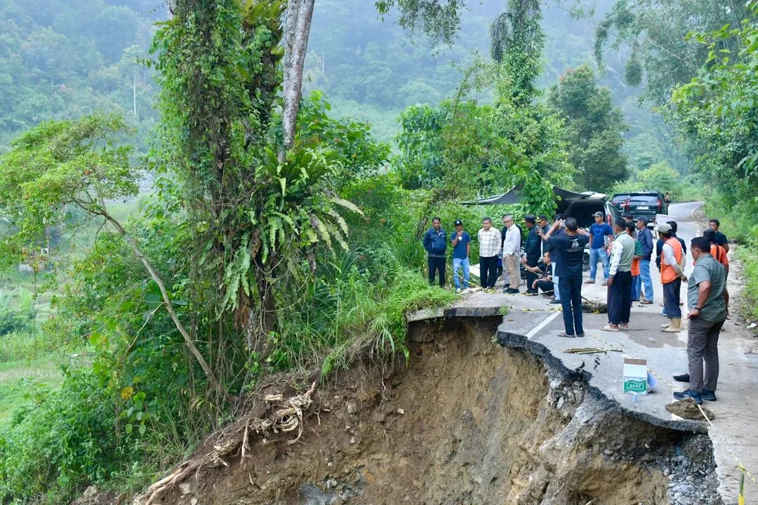 Hujan Lebat Picu Longsor, Jalan Provinsi di Palembayan Lumpuh Total
