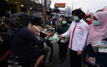 Asap Karhutla Makin Tebal, PMI Padang Panjang Bagikan Masker untuk Lindungi Warga