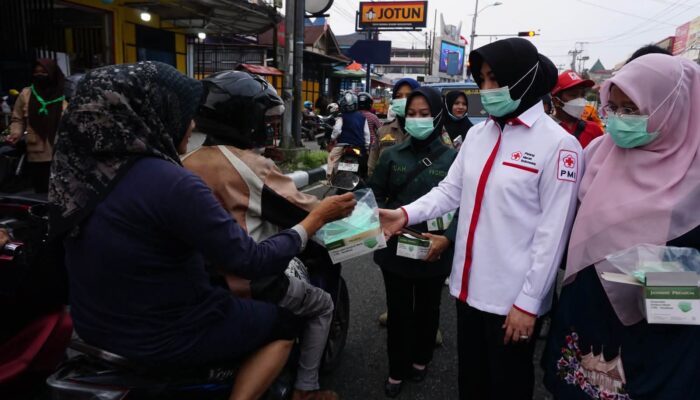 Asap Karhutla Makin Tebal, PMI Padang Panjang Bagikan Masker untuk Lindungi Warga