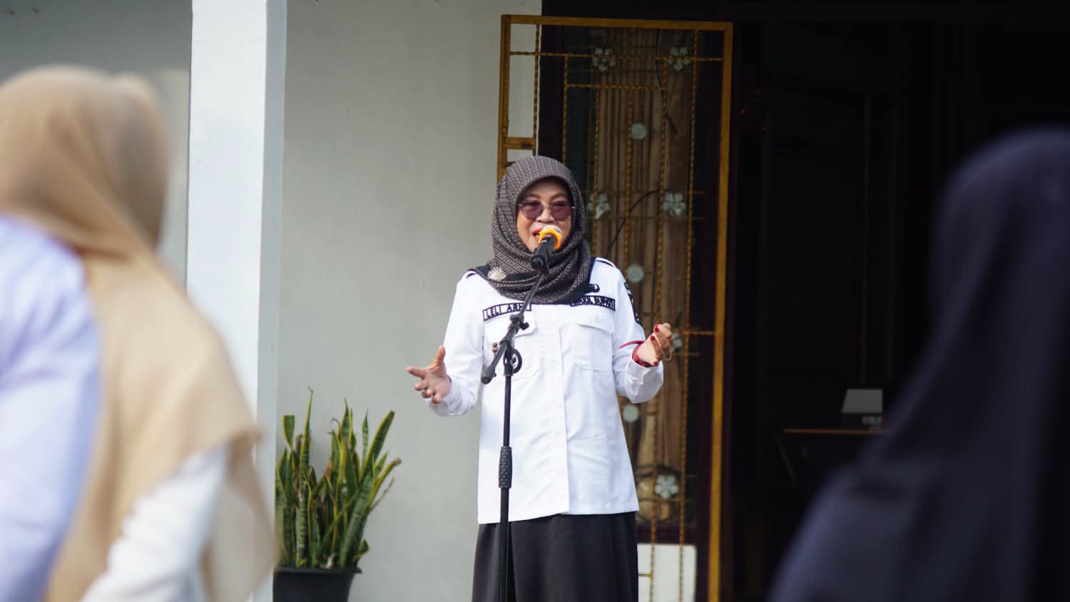 Wabup Leli Arni Tekankan Disiplin dan Etos Kerja ASN Saat Pimpin Apel Gabungan di Sungai Rumbai