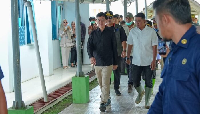 Wapres Gibran Jenguk Korban Banjir Bandang Solok di RSUD Arosuka, 10 Warga Dapat Perawatan