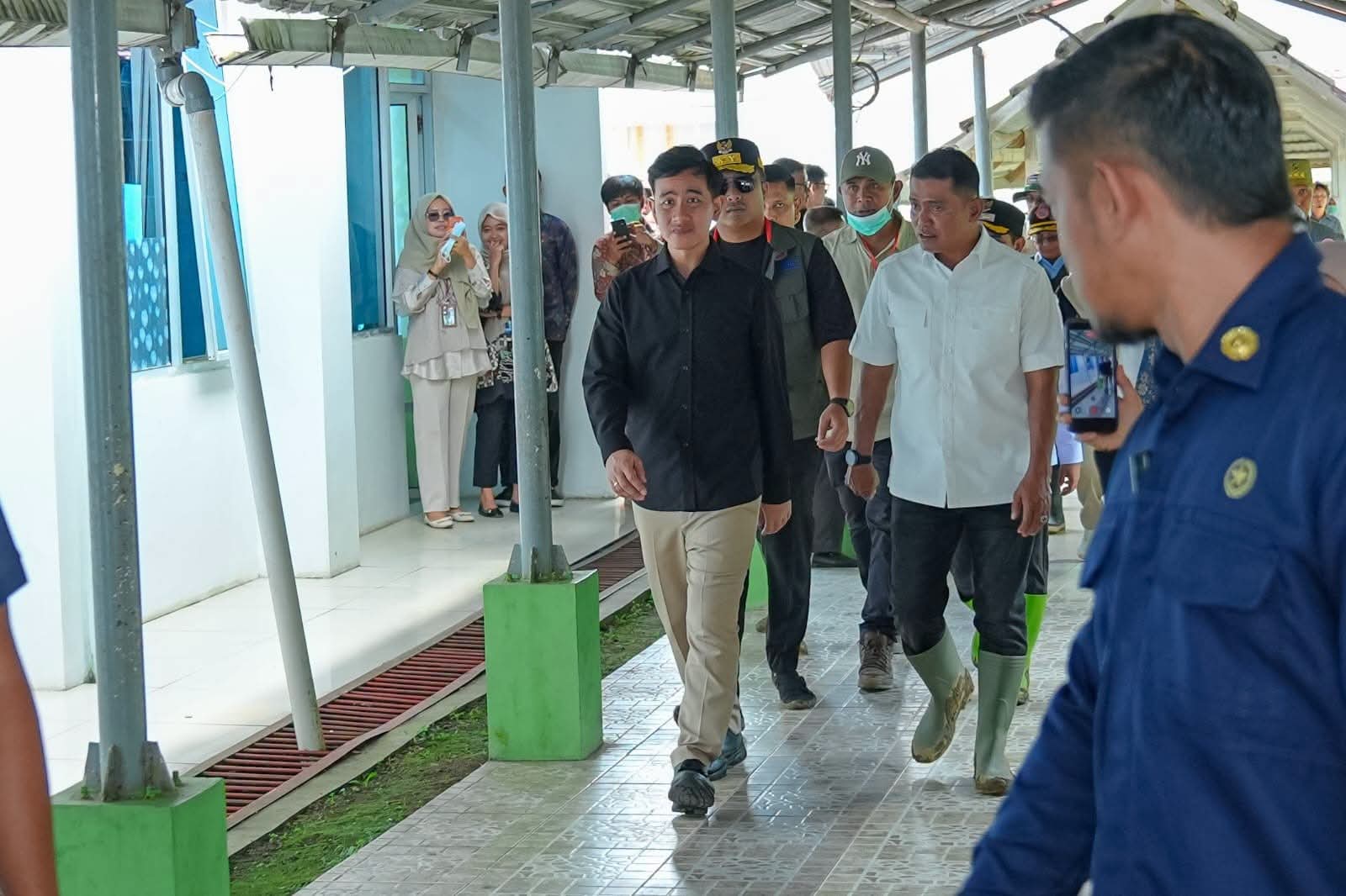 Wapres Gibran Jenguk Korban Banjir Bandang di RSUD Arosuka