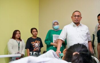 Andre Rosiade Bantu Pengobatan Salsabilla, Anak Penderita Penyakit Jantung di Padang