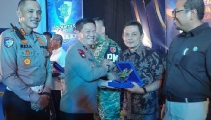 Widya Navies Bikin Bangga! PWI Sumbar Terima Penghargaan dari Ditlantas Polda Sumbar