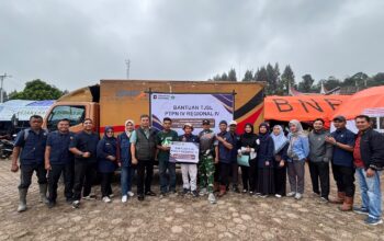 PTPN IV Regional IV menunjukkan kepedulian terhadap masyarakat terdampak bencana dengan menyalurkan bantuan Tanggung Jawab Sosial dan Lingkungan (TJSL) bagi warga yang terdampak banjir bandang di Jorong Kayu Aro, Nagari Batang Barus, Kabupaten Solok,