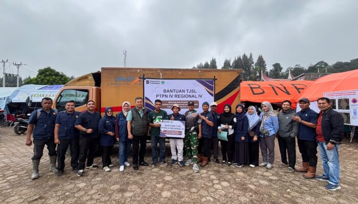 Hadir di Tengah Bencana, PTPN IV Regional IV Salurkan Bantuan untuk Warga Terdampak Banjir Bandang di Solok