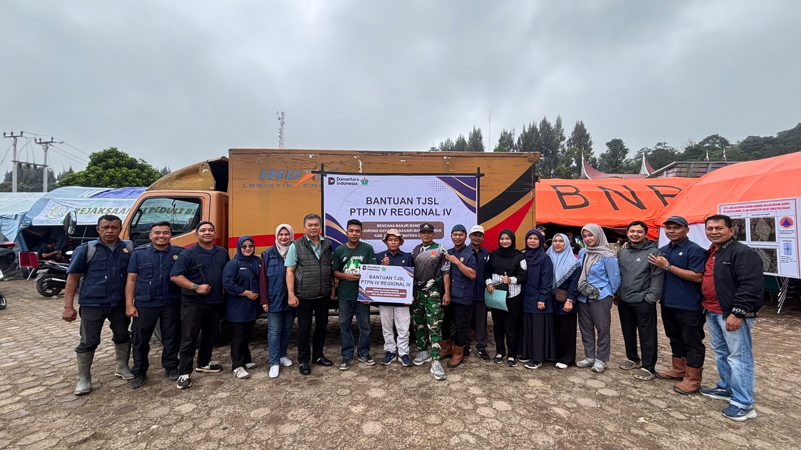 PTPN IV Regional IV menunjukkan kepedulian terhadap masyarakat terdampak bencana dengan menyalurkan bantuan Tanggung Jawab Sosial dan Lingkungan (TJSL) bagi warga yang terdampak banjir bandang di Jorong Kayu Aro, Nagari Batang Barus, Kabupaten Solok,