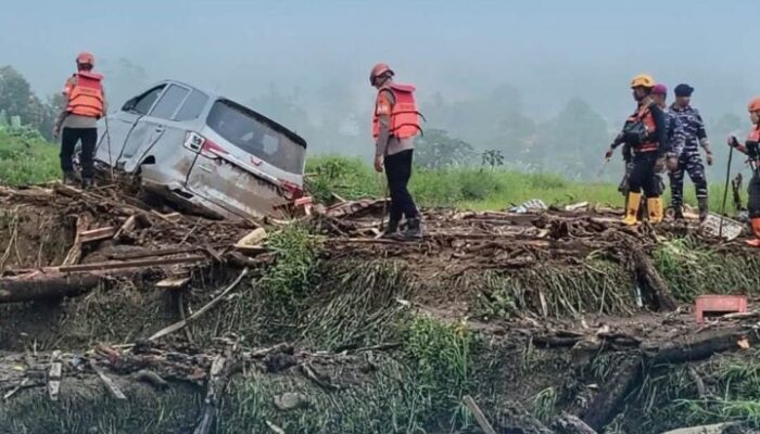 Brimob, TNI dan Basarnas Kembali Sisir Arosuka, 1 Korban Galodo Masih Dicari