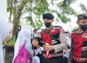 Kabut Asap Karhutla Hantui Padang, Polresta Turun ke Jalan Bagi-Bagi Masker Gratis