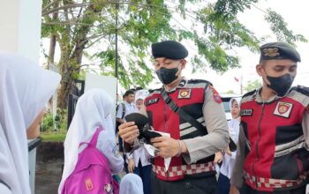 Kabut Asap Karhutla Hantui Padang, Polresta Turun ke Jalan Bagi-Bagi Masker Gratis