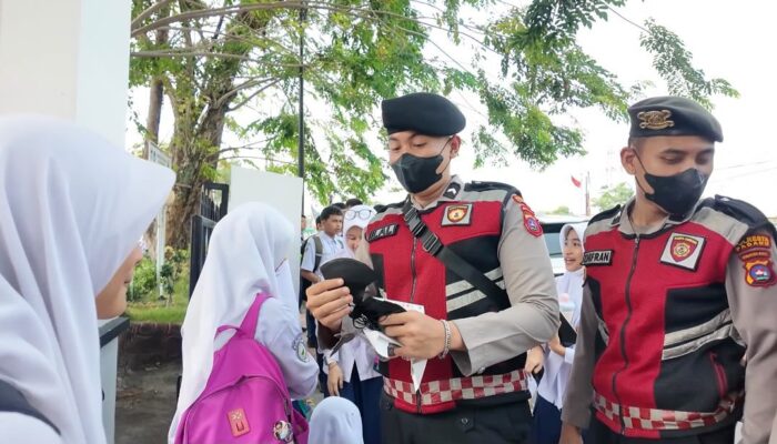 Kabut Asap Karhutla Hantui Padang, Polresta Turun ke Jalan Bagi-Bagi Masker Gratis