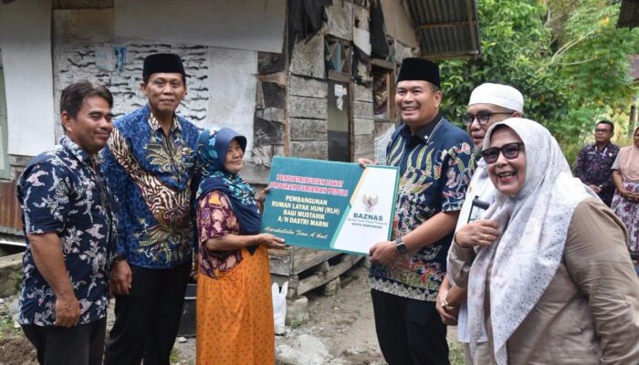 Wali Kota Pariaman Letakkan Batu Pertama RTLH, Lansia Dastri Marni Terima Bantuan Rp20 Juta
