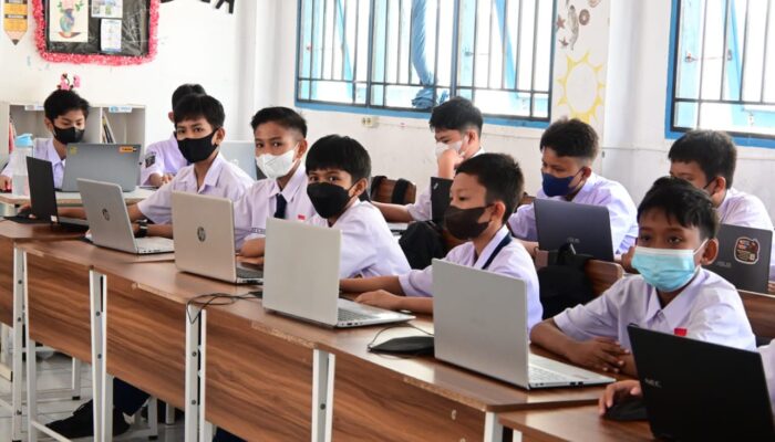 PBM Siswa Di Tengah Kepungan Kabut Asap, Sekolah di Padang Larang Olahraga Lapangan dan Wajibkan Masker