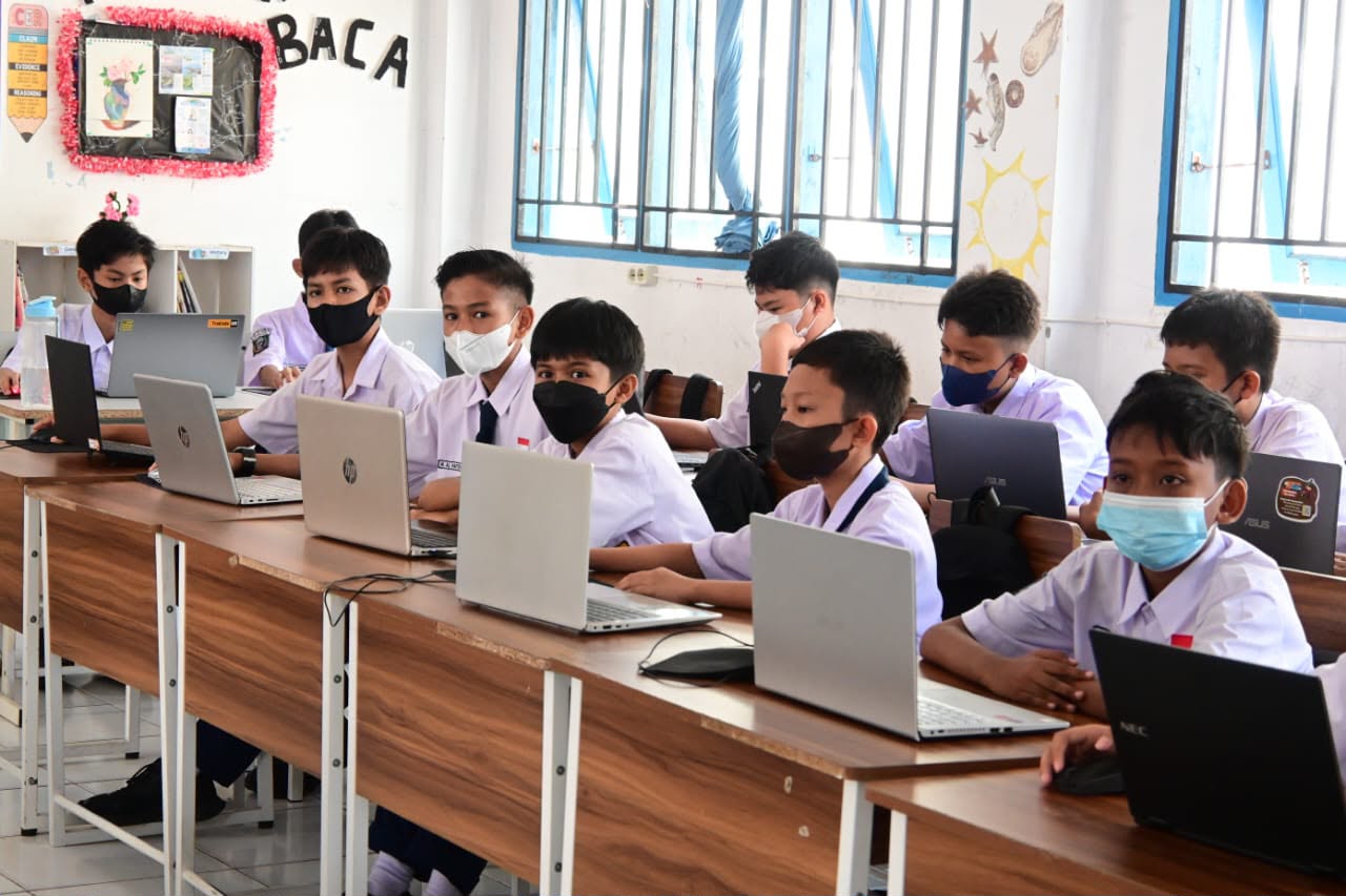 Sekolah di Padang Wajibkan Masker & Setop Kegiatan Outdoor