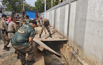 Satpol PP Padang Tertibkan Lapak PKL di Pasar Baru Pauh, Dukung Pembangunan Trotoar dan Drainase