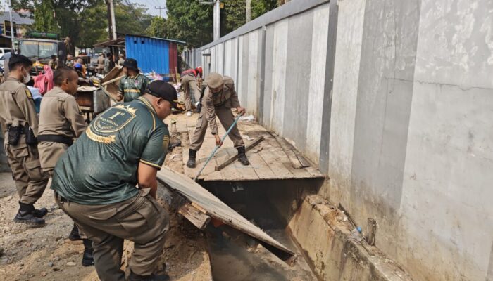Satpol PP Padang Tertibkan Lapak PKL di Pasar Baru Pauh, Dukung Pembangunan Trotoar dan Drainase
