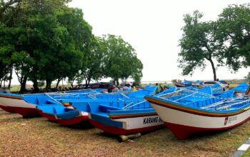 Pemko Padang Salurkan Bantuan Perahu Fiber dan Mesin Tempel Pasca Bencana di Padang Utara