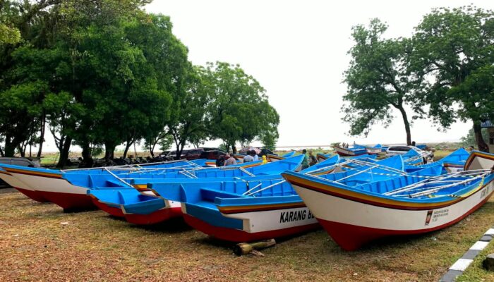 Kembali Melaut! Nelayan Padang Utara Dihujani Bantuan 19 Kapal Fiber dan Mesin Tempel