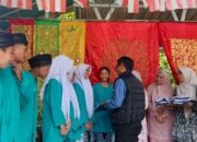 Pemkab Padang Pariaman Bagikan 10.672 Seragam Gratis untuk Siswa SD dan SMP