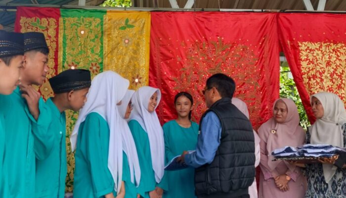 Ringankan Beban Orang Tua, Pemkab Padang Pariaman Bagikan 10.672 Seragam Gratis