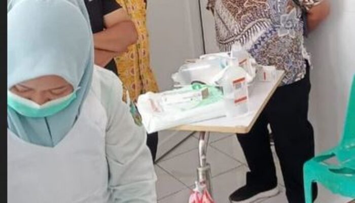 Tersengat Kabel Listrik di Kebun, Warga Pasaman Luka Bakar Serius Dijenguk Bupati