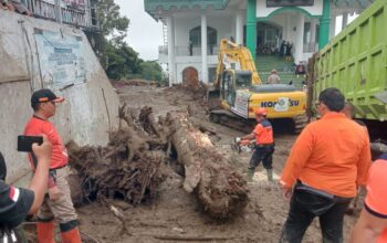 Solok Tak Sendirian: Tim Rescue Padang Bantu Bersihkan Dampak Galodo, Korban Hilang Terus Dicari