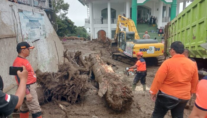Solok Tak Sendirian: Tim Rescue Padang Bantu Bersihkan Dampak Galodo, Korban Hilang Terus Dicari
