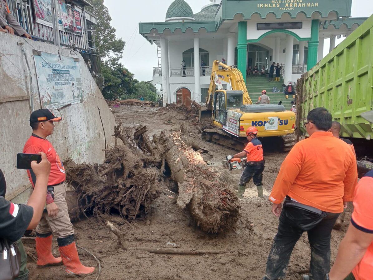 Tim Rescue Padang Turun ke Arosuka, Bersihkan Lumpur Galodo Sambil Cari Korban Hilang