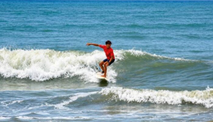 67 Peselancar Ukir Sejarah, Padangpariaman Gelar Surfing Championship Perdana di Pantai Tiram