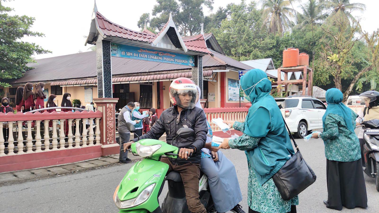 Kualitas Udara Padang Pariaman Tidak Sehat, Bupati Bagikan Masker Gratis di SDN 04 Enam Lingkung