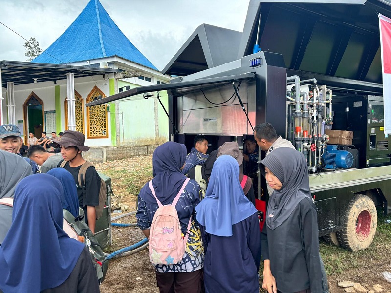 Pascagalodo Solok, 54 Personel Brimob Bersihkan Kantor DPRD dan Salurkan 435 Galon Air Bersih