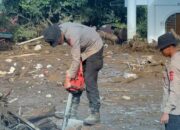 Satbrimob Polda Sumbar Bersihkan Masjid Jami’ Al-Ikhlas Terdampak Galodo di Arosuka Kabupaten Solok