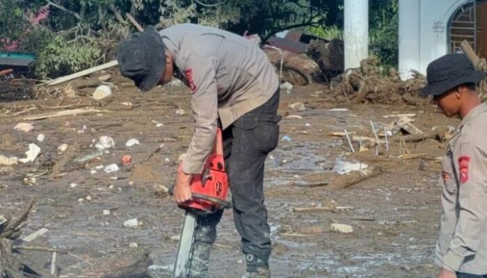 Satbrimob Polda Sumbar Bersihkan Masjid Jami’ Al-Ikhlas Terdampak Galodo di Arosuka Kabupaten Solok